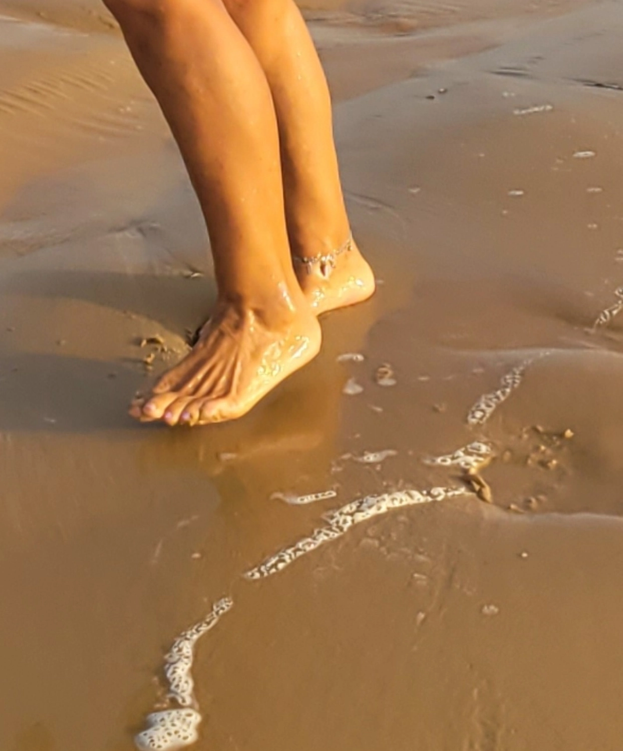 Praxis für Podologie - Frau barfuß am Strand